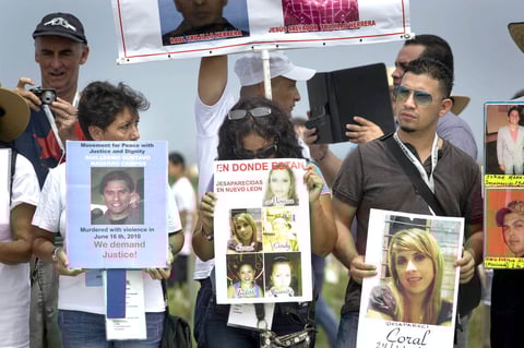 Durante el evento, familiares de los desaparecidos ofrecieron su testimonio y narraron las experiencias vividas, desde el drama que representó su caso hasta el viacrucis que ha significado la exigencia de que sea esclarecida la situación de cada miembro del organismo.