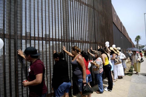 Ahí, el dirigente de la caravana, que recorrerá 27 ciudades estadunidenses, pidió a sus seguidores en ambos lados del muro un minuto de silencio por las víctimas de la violencia.