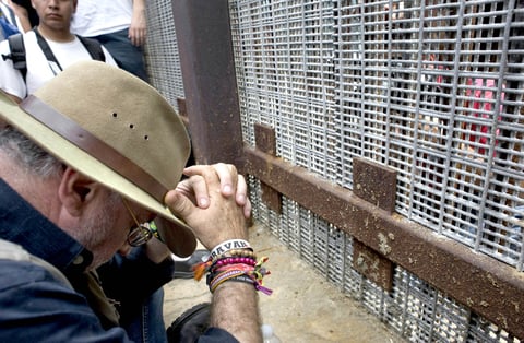 Sicilia cruzó la frontera entre Tijuana (México) y San Diego (EE.UU.) para dar inicio a la "Caravana por la Paz con Justicia y Dignidad", que busca crear conciencia en Estados Unidos sobre la necesidad de terminar con la guerra contra las drogas.