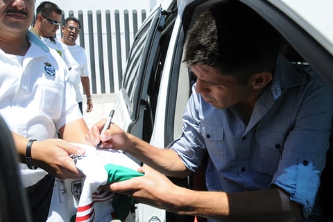 Finalmente no pudo faltar el autógrafo en la playera de la selección mexicana.