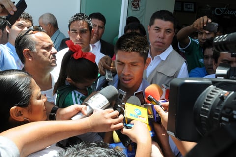Se dio un momento para dar declaraciones a los medios, mientras caminaba a su vehículo.