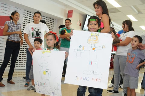 Sus hijos llevaron cartulinas con dibujos especialmente hechos para su padre.
