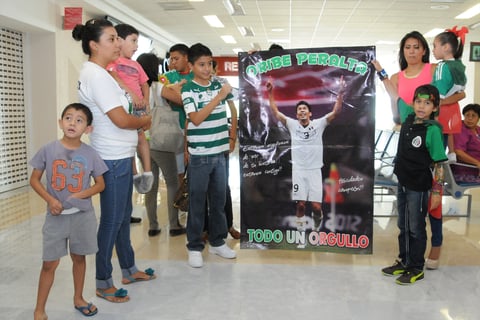 La familia llevó una manta con un mensaje de orgullo hacía Peralta.