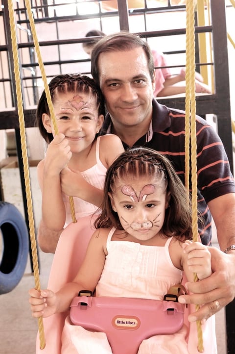 14082012 RICARDO  Berumen con sus hijas Ana SofÃ­a y MÃ³nica.