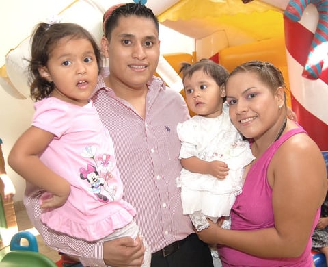 14082012 ELIER  AbdÃ³n GarcÃ­a, Mariel GarcÃ­a, Maribel Borja y Alison GarcÃ­a.