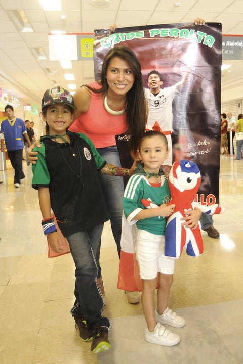 14082012 MÃ³NICA  de Peralta con sus hijos Diego y LÃ­a.