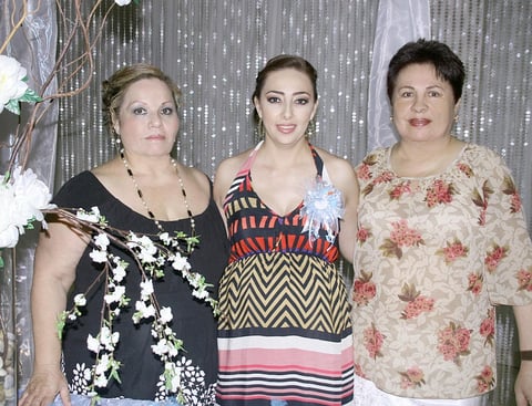 15082012 ELIZABETH  Burgos de Orozco junto a las anfitrionas de su festejo de canastilla, Magda Guerrero de Orozco y María Lourdes de Burgos.
