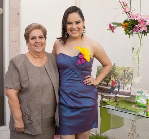 15082012 CLAUDIA  Fernández recibió amena celebración por parte de su mamá Sra. Lupita del Río.