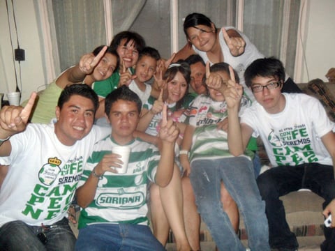 GRUPO de amigos viendo un juego del Santos.