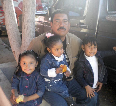 Aryam, Soel y Dayane con su abuelo Bernardo.