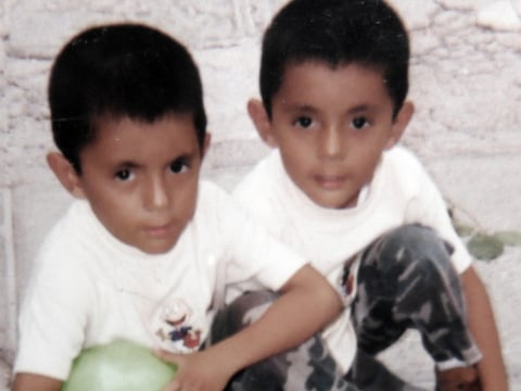 LOS GEMELOS Carlos y Bernardo Nájera, en una fotografía que fue tomada hace 17 años.