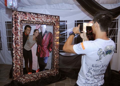 16082012 JARED  tomando fotos a sus compadres: JoaquÃ­n y Graciela Reyes.