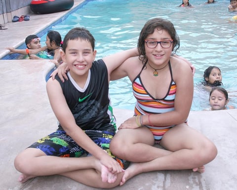 16082012 DANIELA  LÃ³pez en su cumple con su hermano.