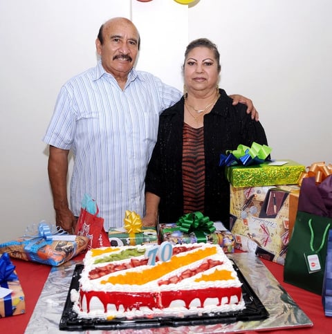 16082012 ALEJANDRO  Aguilar con su esposa Nohemí Favila.