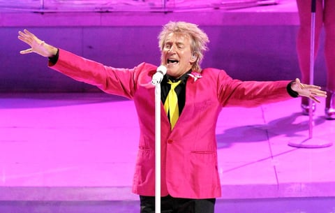 En punto de las 20:35 horas el cantante apareció en el escenario con un vistoso saco rosa y una corbata amarilla que contrastaba con el negro de su pantalón y su camisa, para interpretar "Love train", con el que enardeció a los asistentes.