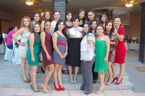 17082012 CRISTINA  Izquierdo SÃ¡enz en su despedida de soltera junto a sus amigas.