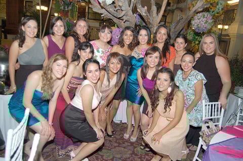 17082012 ANA PAULINA  Tovar GonzÃ¡lez rodeada de un grupo de amigas en su festejo prenupcial.