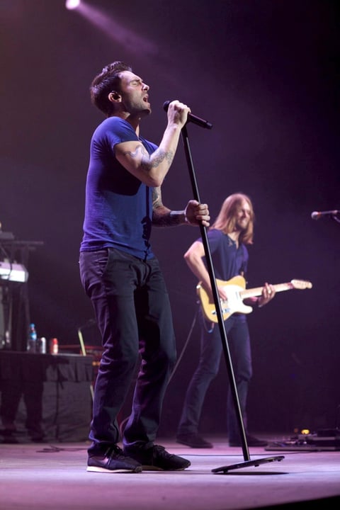 Finalmente, la banda hizo un pequeño remix de los temas “Daylight”, “Don´t you want me” y “Sexy back” para dar paso a la canción mas esperada de la noche “Moves like Jagger”, que interpretada de una manera espectacular y acompañada de los sensuales movimientos de su vocalista,