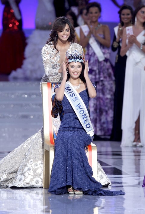 Wenxia, de 23 años y estudiante de música, recibió la corona de su antecesora, la venezolana Ivian Sarcos, tras un mes de espectáculos, ensayos y competencias.