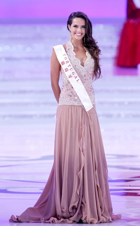 Miss Portugal, Melanie Vicente, sonríe en la final de Miss Mundo celebrada en el estadio Dongsheng en Ordos.