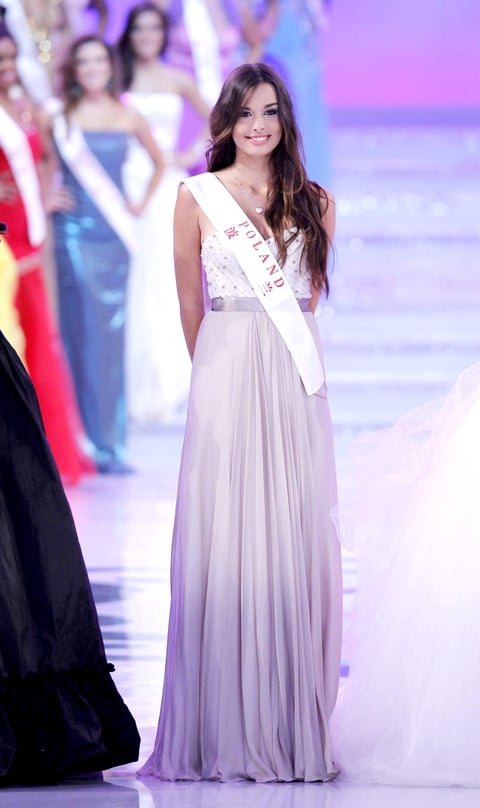 Weronika Szmajdrinska, Miss Polonia sonríe en la final de Miss Mundo celebrada en el estadio Dongsheng en Ordos, China.