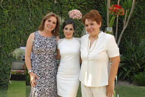 Monse junto a las organizadoras, su futura suegra Celia Lugo de Vera y su tía
Gabriela Leal.