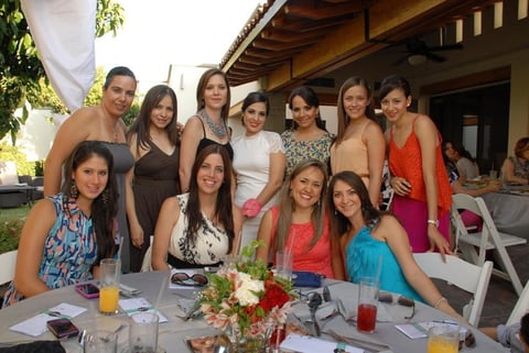 Familiares y amigas felicitaron a la futura contrayente por tan emotiva celebración
prenupcial.