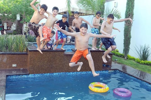 Willy y sus amigos disfrutaron la alberca toda la tarde.
