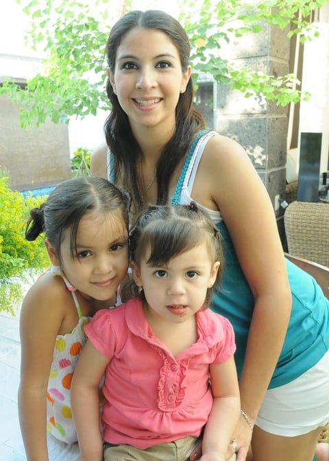 MarcelaAcosta y sus hijas Bárbara yVictoriaMora.