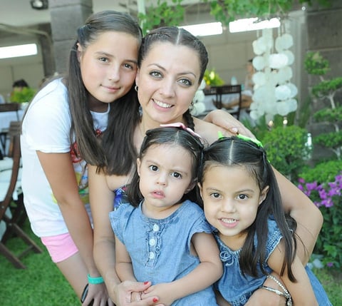 Claudia Serna con sus hijas Sofi, Barby y Deby.
