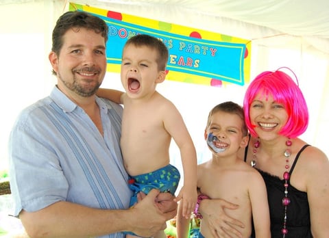 Dominik junto a su hermanoMassimo y sus papás Eduardo y Lucy Gama. ¡Apaga tres
