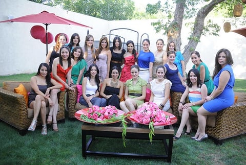 La futura esposa, acompañada de algunas de las invitadas a su recepción.
