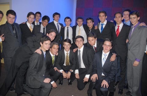 Guapísimos lucieron los jóvenes la noche de graduación.