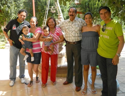 19082012 LIC.  RaÃºl MuÃ±oz de LeÃ³n Segovia, Mateo AndrÃ©, Lic. Psic. Katia Astrid MacÃ­as GutiÃ©rrez, abuelos Lic. RaÃºl MuÃ±oz de LeÃ³n, Dra. Lupita Segovia Cuevas, tÃ­os C.P. Cynthia Valeria MuÃ±oz de LeÃ³n de CastaÃ±eda, L.A.E. Pedro CastaÃ±eda Cruz y su primo Pedrito CastaÃ±eda.