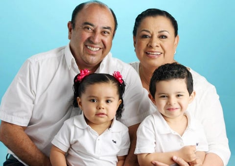 19082012 RAÃºL Y VERO  con sus nietos Isabela y EfrÃ©n.