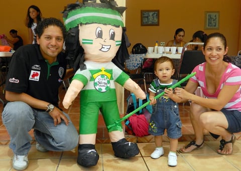 19082012 MATEO ANDRÃ©  con sus papÃ¡s Lic. RaÃºl MuÃ±oz de LeÃ³n Segovia y Lic. Psic. Katia Astrid MacÃ­as GutiÃ©rrez.