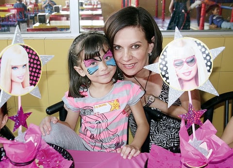 20082012 ANA CRISTINA  MarroquÃ­n luciÃ³ radiante en su fiesta de quinto cumpleaÃ±os junto a su mamÃ¡ Cristina MarroquÃ­n.