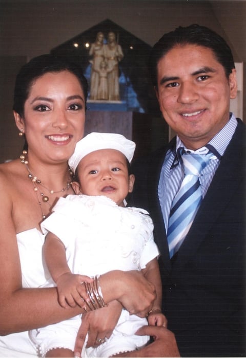 19082012 PEDRITO  con sus papÃ¡s C.P. Cynthia Valeria MuÃ±oz de LeÃ³n Segovia y L.A.E. Pedro CastaÃ±eda Cruz.