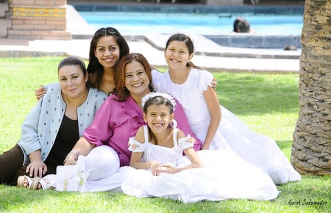 19082012 NIÃ±AS  Susana Ruth y Mayra RamÃ­rez, recibieron por primera vez la ComuniÃ³n, acompaÃ±adas de sus madrinas Marcela MartÃ­nez, Fabiola VÃ¡zquez y su mamÃ¡ Rosa Ana Ruth RamÃ­rez.