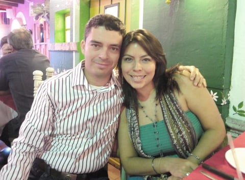 19082012 EL LAGUNERO  SalomÃ³n Alfonso Tovar y la capitalina Sandy Carmona disfrutando de un desayuno en conocido restaurante de la ciudad.