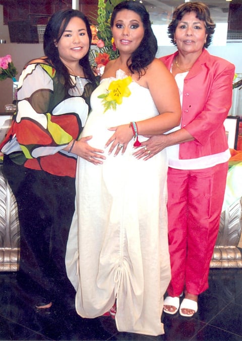 19082012 SUJEY  Terrazas de Monreal con las organizadoras del evento: su hermana Mayra Patricia y su mamá Sra. Rosa María Castro de Terrazas.