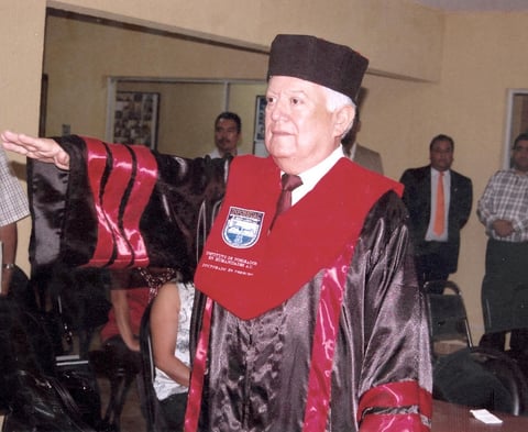 19082012 LIC. JESúS  Gerardo Sotomayor acompañado de sus sinodales Dr. Raúl Rodríguez Vidal, Dr. Jesús Alberto de León Márquez, Dr. Juan Calvillo Hernández y Dra. Magdalena de la Cruz González.
