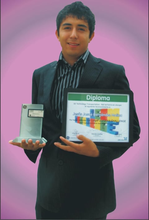19082012 JOSUÃ©  HernÃ¡ndez Molina, portando los trofeos que lo acreditan ganador del primer lugar del concurso "Lean Challenge".