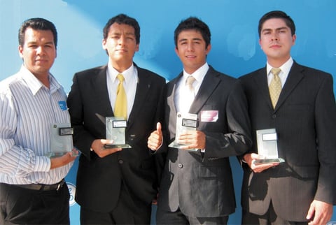 19082012 ING. NOÃ©  TavÃ¡rez, acompaÃ±ando a los ganadores del premio "Lean Challenge 2012".