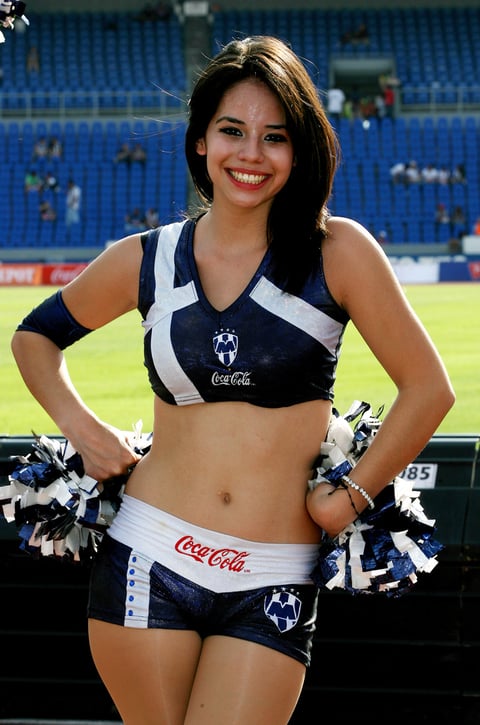 Como cada semana en Monterrey se dan cita las Porristas de Rayados. (Jam Media)
