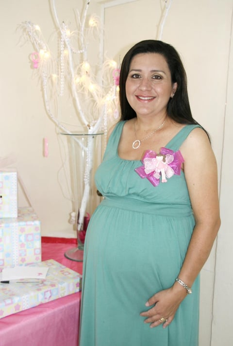 21082012 LAURA ISABEL  López de González espera el nacimiento de su bebé.