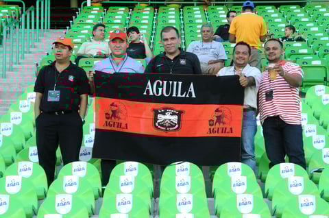 La delegación del Club Deportivo Águila sacó a relucir en su palco una bandera de El Salvador para que su equipo no se sintiera tan sólo en el Estadio Corona.