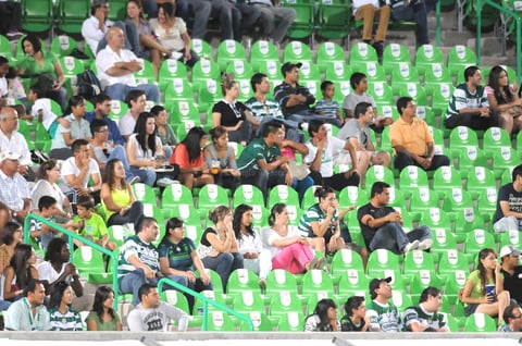 Las tribunas del Corona lucieron muy solas durante el partido de ayer. Aunque la entrada mejoró un poco conforme pasó el tiempo.