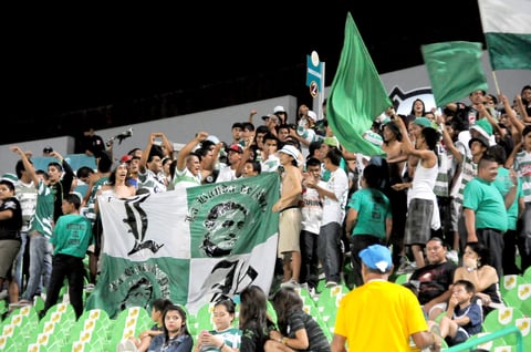 Las porras del Santos Laguna no fueron tan numerosas como en otras ocasiones, sin embargo, La Komún y La Tribu estuvieron presentes con banderas, tambores y trompetas para apoyar al equipo con sus cánticos y porras durante todo el encuentro.