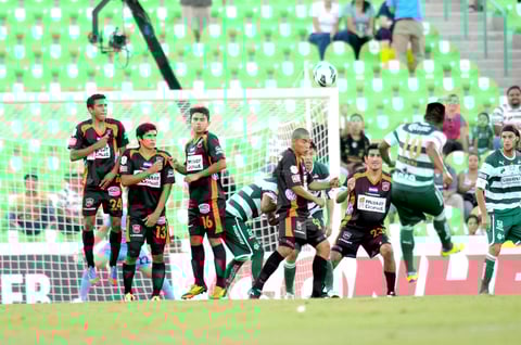 La primera parte concluyó cuatro goles a cero a favor de Santos Laguna con el tanto conseguido por Daniel "El Hachita'' Ludueña al minuto 40.